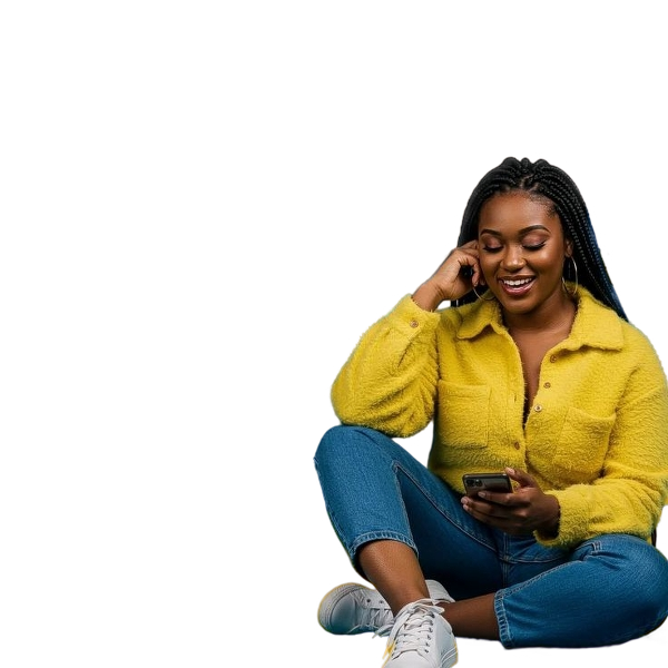 Femme africaine avec téléphone souriante